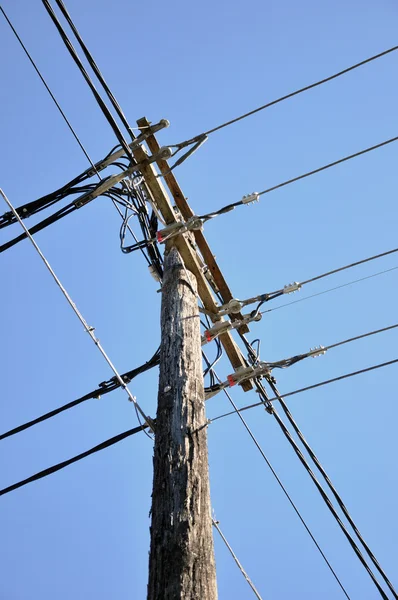 Oude houten elektriciteit post — Stockfoto