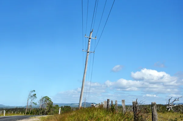 Stary post drewniane energii elektrycznej na wsi — Zdjęcie stockowe