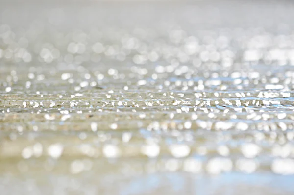 Wasserfluss auf gerillten Stein - Bokeh abstraten Hintergrund — Stockfoto