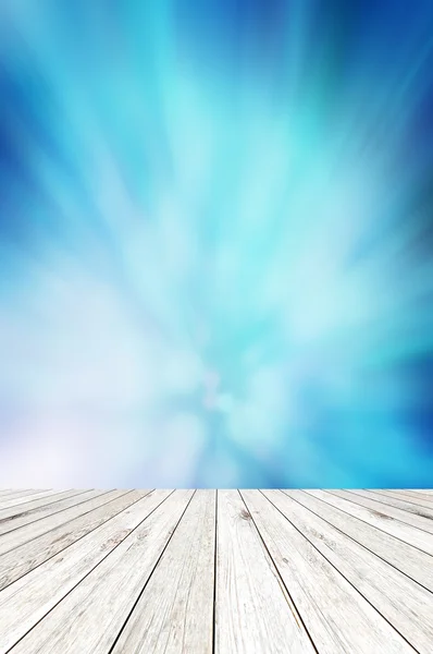 Planche de bois sur fond bleu abstrait brillant — Photo