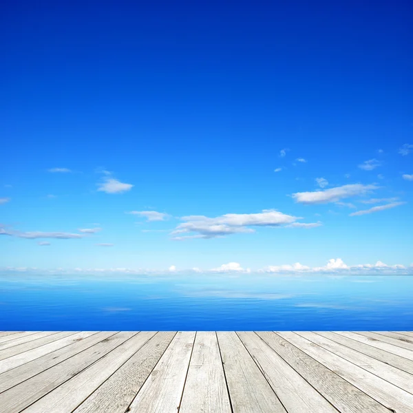 Muelle de madera sobre fondo azul mar y cielo —  Fotos de Stock