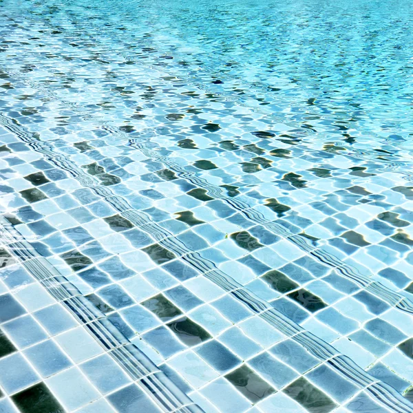 Yüzme Havuzu merdivenleri su altında — Stok fotoğraf