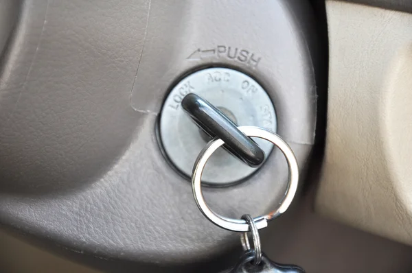 Autoschlüssel am Schlüsselloch — Stockfoto