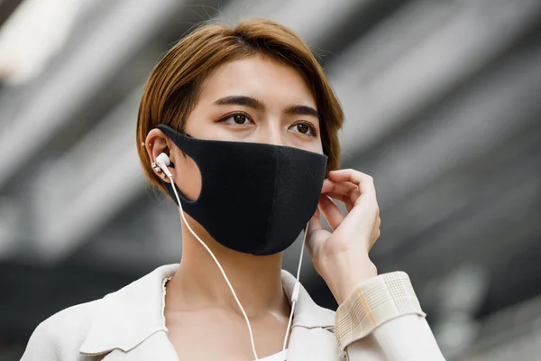 Mujer Asiática Joven Con Mascarilla Aire Libre Mientras Escucha Música — Foto de Stock