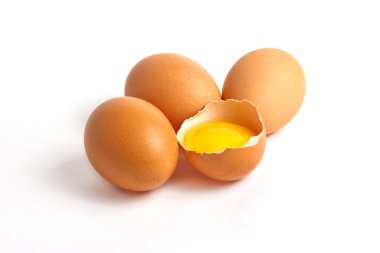 dört taze yumurta beyaz zemin üzerinde yer alan.