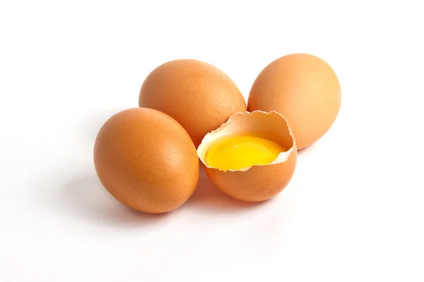 Czterech świeżych jaj znajdują się na białym tle. Obrazy Stockowe bez tantiem