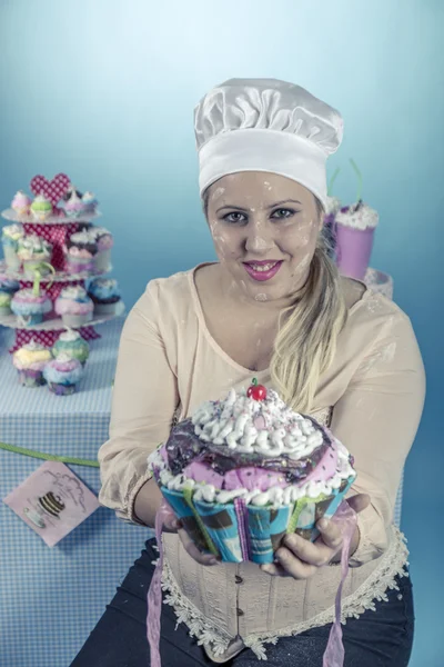 Chica con cupcakes —  Fotos de Stock