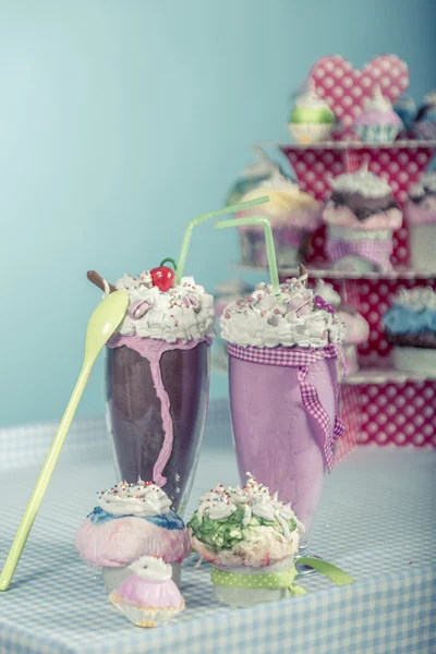 Smoothies and cupcakes — Stock Photo, Image