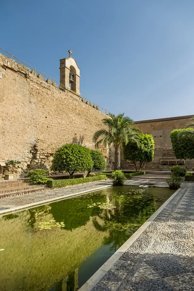 Trädgårdarna och fontänerna på la alcazaba — Stockfoto