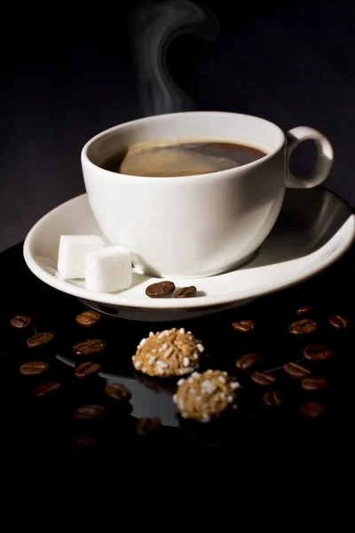 Xícara de café com açúcar e biscoitos — Fotografia de Stock