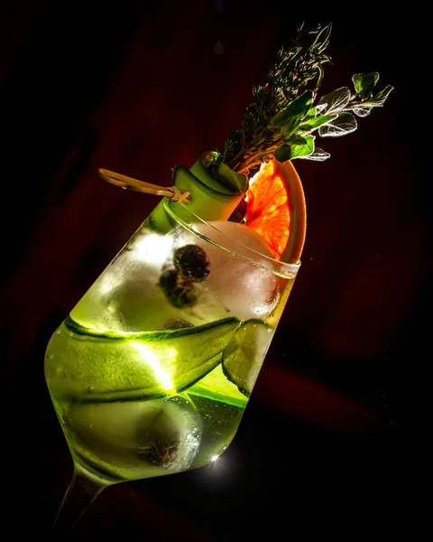 Cocktail Alcoolisé Concombre Sur Table Bois — Photo