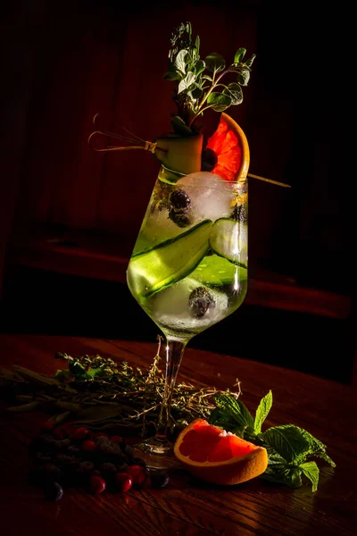 Cetriolo Cocktail Alcolico Tavolo Legno — Foto Stock