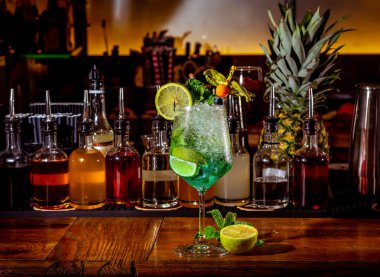  Tahta masada mojito alkollü kokteyl. 