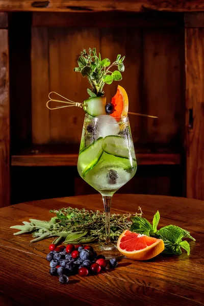 Gin Tonic Cocktail Alcolico Sul Tavolo Legno — Foto Stock