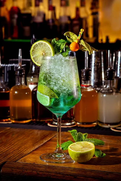 Μοτζίτο Αλκοολούχο Κοκτέιλ Ξύλινο Τραπέζι — Φωτογραφία Αρχείου