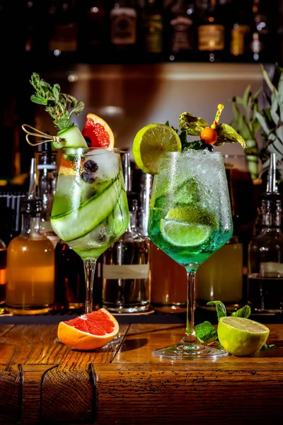 Gin Tonic End Mojito Alkoholischer Cocktail Auf Holztisch — Stockfoto