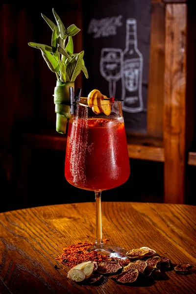 Alkoholischer Cocktail Bloody Mary Mit Salz Und Gewürzen — Stockfoto