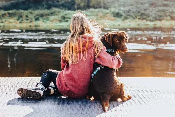 Dziewczyna Duży Pies Siedzą Molo Rzeki — Zdjęcie stockowe