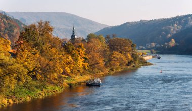 Elbe 'deki kötü Schandau. Köprüden görüntüle