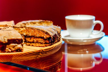 Tatlı. Çikolatalı kek ve kahve.