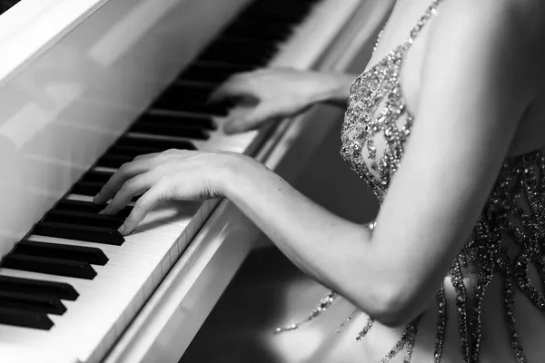 Pianiste Joue Piano Blanc Les Mains Sur Les Clés — Photo