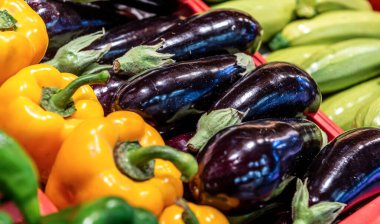 Sebze pazarı. Patlıcan, kırmızı biber ve kabakla oyala.