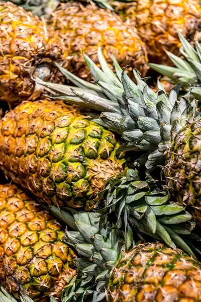 Meyve pazarı. Olgun ananaslarla karşılık ver