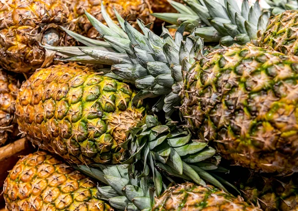 Targ Owoców Licznik Dojrzałymi Ananasami — Zdjęcie stockowe