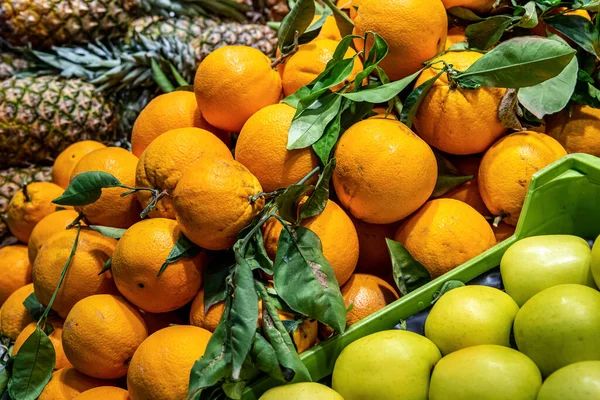 Spanischer Obstmarkt Äpfel Orangen Ananas Auf Der Theke — Stockfoto