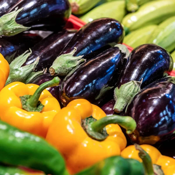 Sebze pazarı. Patlıcan, kırmızı biber ve kabakla oyala.