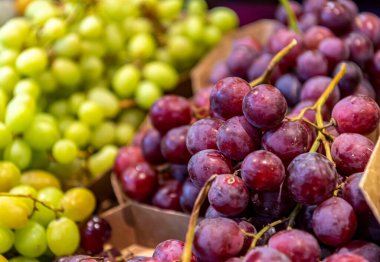 Yeşil ve mavi üzümlü market tezgahı.