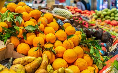 İspanyol meyve pazarı. Elmalar, portakallar, ananaslar tezgahta.