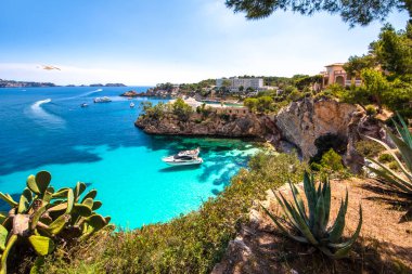 Mallorca, Cala Noelia. Deniz manzarası ve yüksek sahilden kayalar. Mayorka, Balear Adaları, İspanya