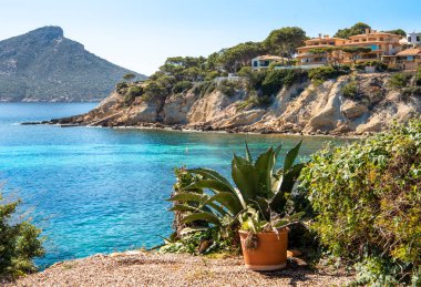 Mallorca, Cala S'Algar. Deniz ve dağ manzarası