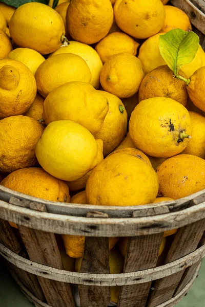 Reife Zitronen Einem Großen Korb — Stockfoto