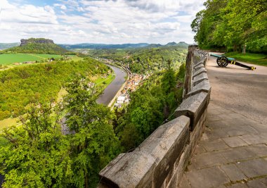 Sakson İsviçre, Almanya 'daki Knigstein Kalesi. Kale duvarından bak. eski top