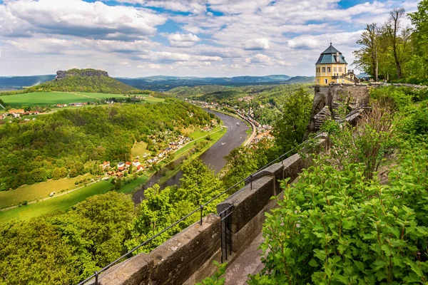 Sakson İsviçre, Almanya 'daki Knigstein Kalesi. Kale duvarından bak