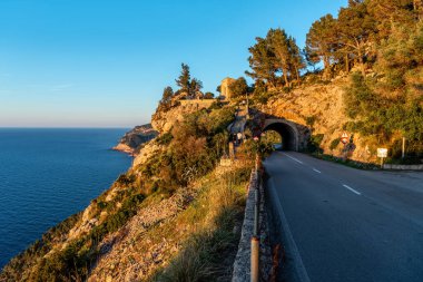 Asfalt yolu ve deniz üstündeki kayada tünel. Panorama