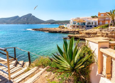 İspanya 'nın Mallorca adasında deniz kenarındaki Sant Elm köyü.