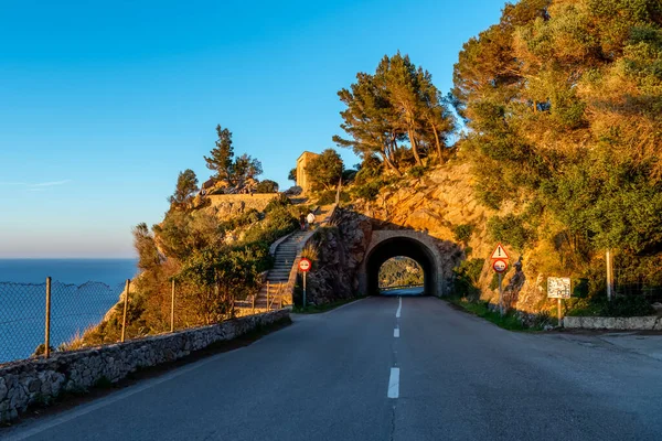 Asfalt yolu ve deniz üstündeki kayada tünel. Panorama