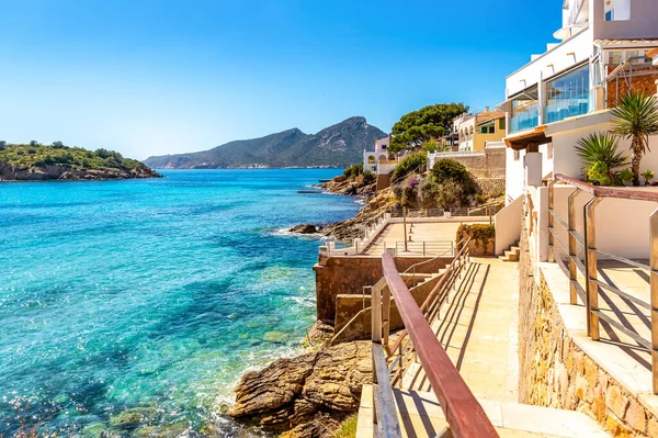 İspanya 'nın Mallorca adasında deniz kenarındaki Sant Elm köyü.