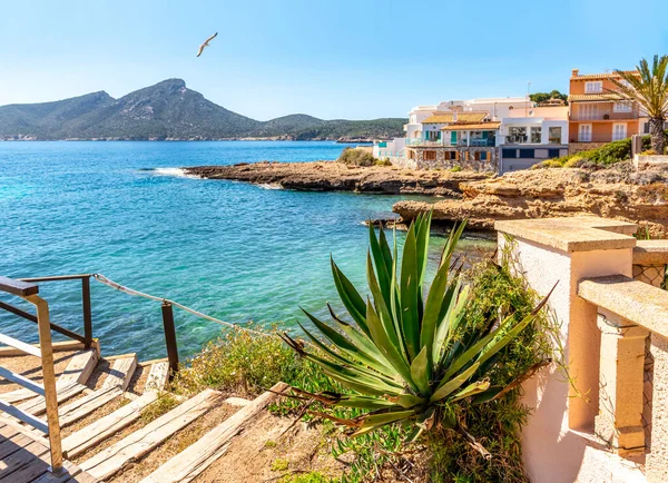 İspanya 'nın Mallorca adasında deniz kenarındaki Sant Elm köyü.