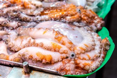 İspanya 'da balık pazarı. Deniz ürünleri tezgahı. Ahtapot