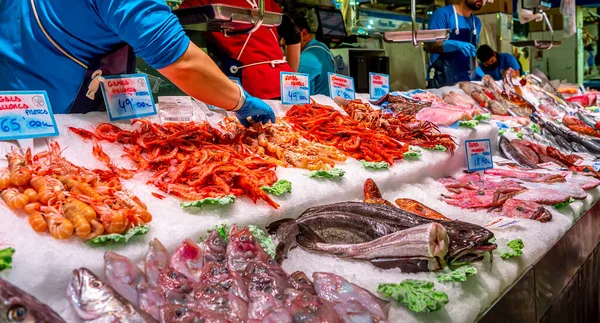 魚市場だ 地中海の新鮮な魚介類と魚の氷の屋台 — ストック写真