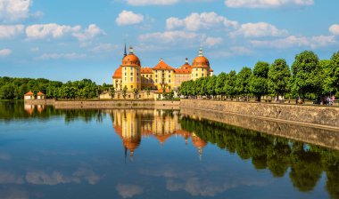 Moritzburg Kalesi, Saksonya, Almanya. Bir yaz günü kale ve göl manzarası