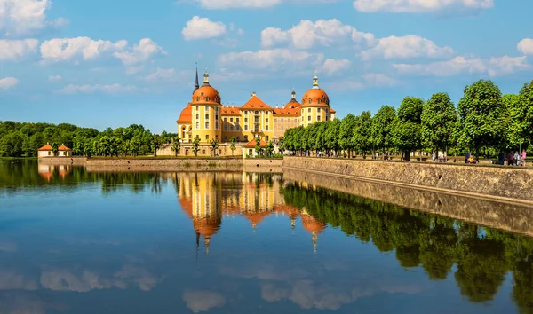 Moritzburg Kalesi, Saksonya, Almanya. Bir yaz günü kale ve göl manzarası