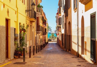 Palma de Mallorca 'da denize bakan eski bir sokak.