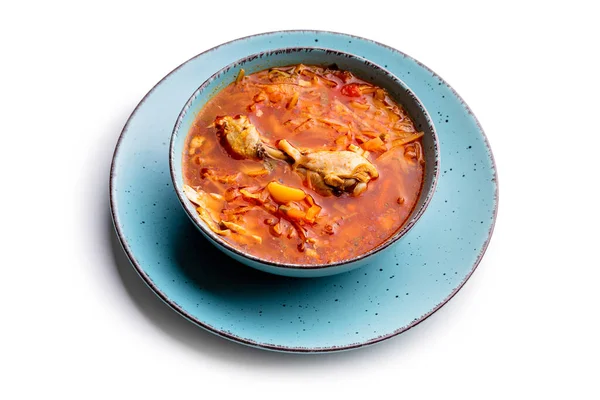 Ukrayna geleneksel mutfağı. Mavi tabakta tavuk olan kırmızı borş. Beyaz arkaplanda izole et