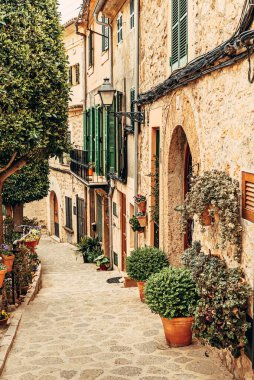 Valldemossa 'nın antik sokaklarının manzarası. Eski taş evler