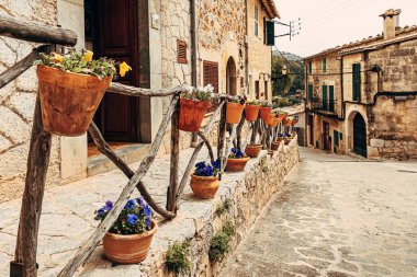 Valldemossa 'nın antik sokaklarının manzarası. Eski taş evler